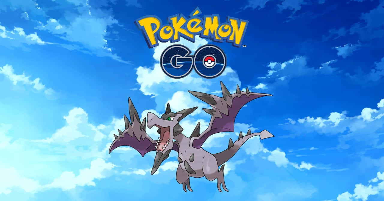 Mega Aerodactyl 與藍天 壁紙 — 一隻像龍的寶可夢在明亮的藍天中翱翔，下方有蓬鬆的白雲和 Pokémon GO 標誌。