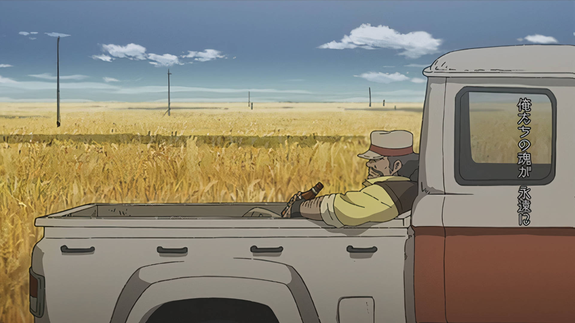 Megalo Box 開場場景 壁紙 — 一個戴帽子的動漫男子靠在一輛停在金色麥田裡的復古卡車的車斗中，背景是藍天白雲。