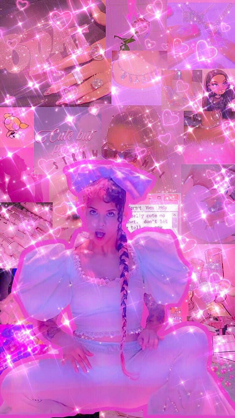 Melanie Martinez 粉紅 Y2K 背景 壁紙 — 一個閃亮的粉紅色拼貼畫，描繪一個穿著荷葉邊服裝的女孩，周圍環繞著心形和閃光。