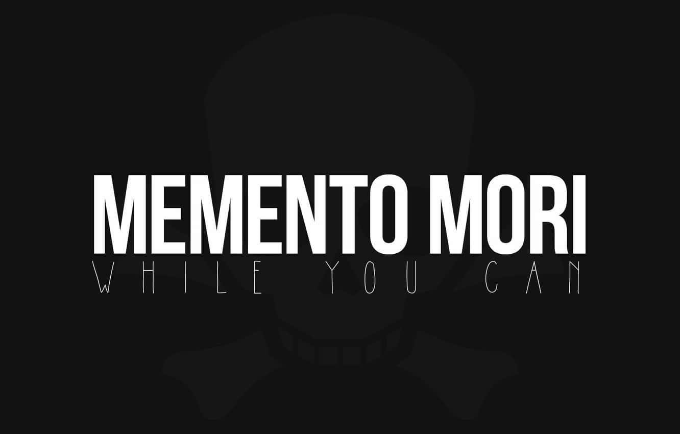 粗體白色文字寫著「MEMENTO MORI WHILE YOU CAN」，位於黑色上微弱的頭骨之上。