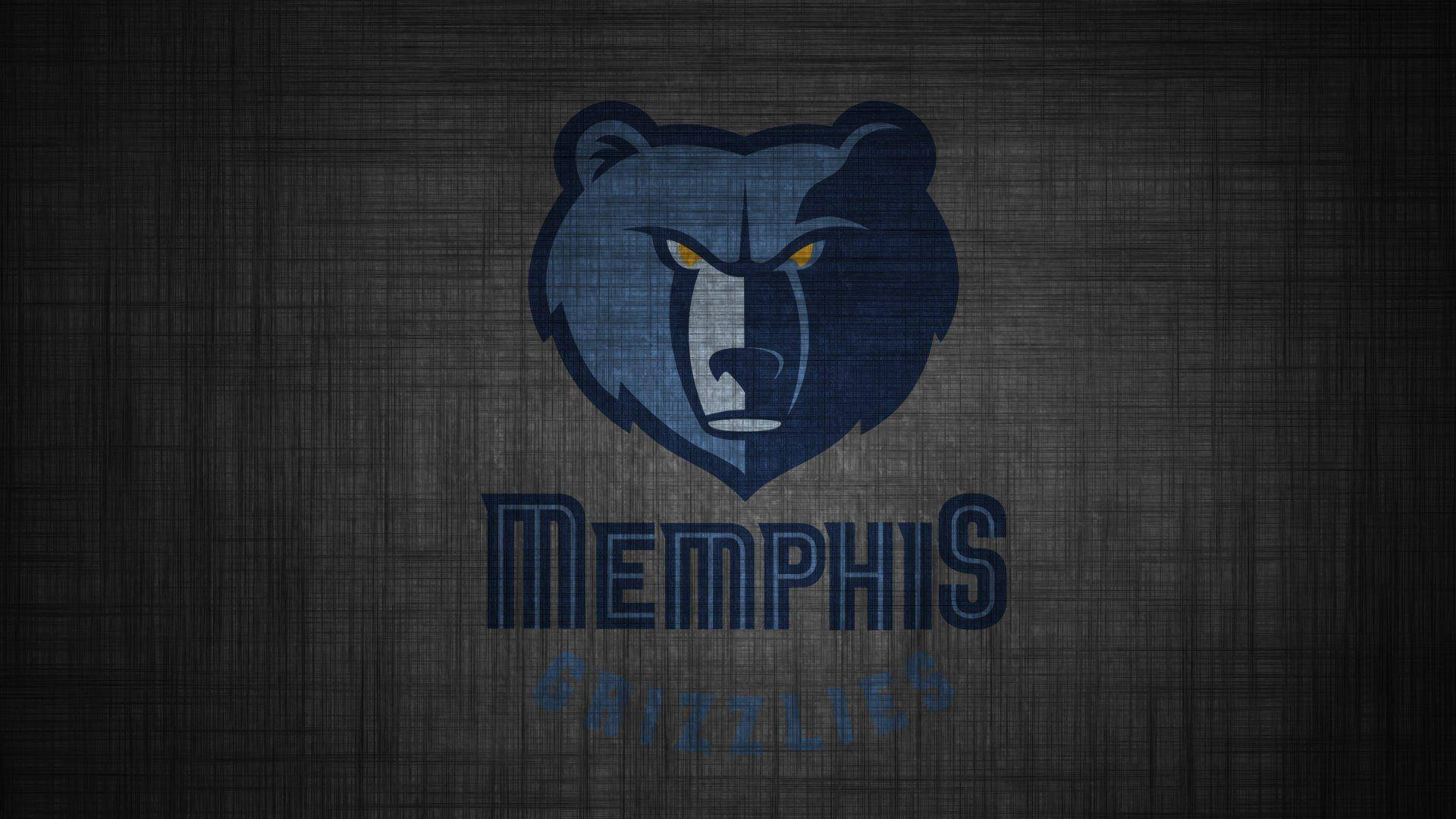 Memphis Grizzlies 熊頭標誌 壁紙 — 一個兇猛的藍色孟菲斯灰熊隊熊標誌，在深色紋理布料背景上帶有發光的黃色眼睛。