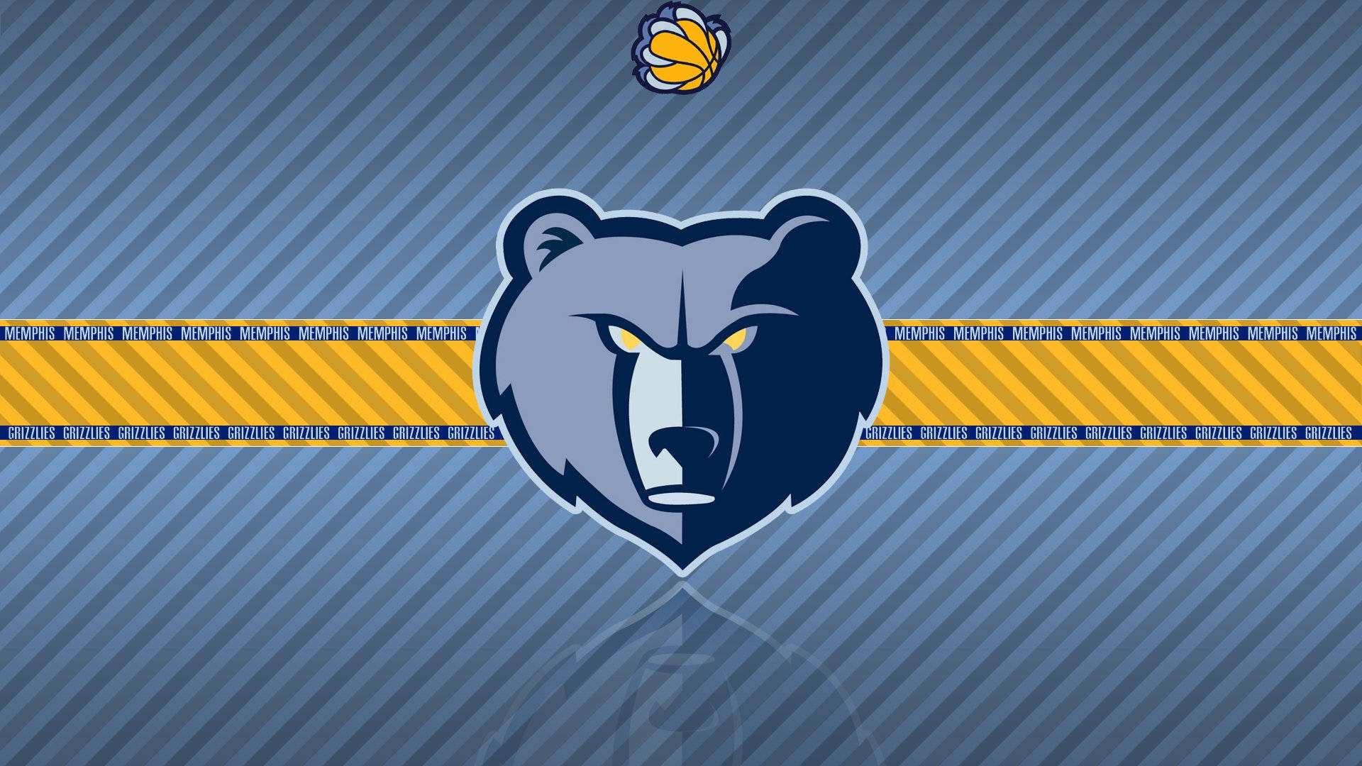 Memphis Grizzlies 官方熊頭標誌 壁紙 — 一個兇猛的孟菲斯灰熊隊熊頭標誌，黃色眼睛，居中在藍色對角線條紋背景上，帶有重複的球隊名稱橫幅。