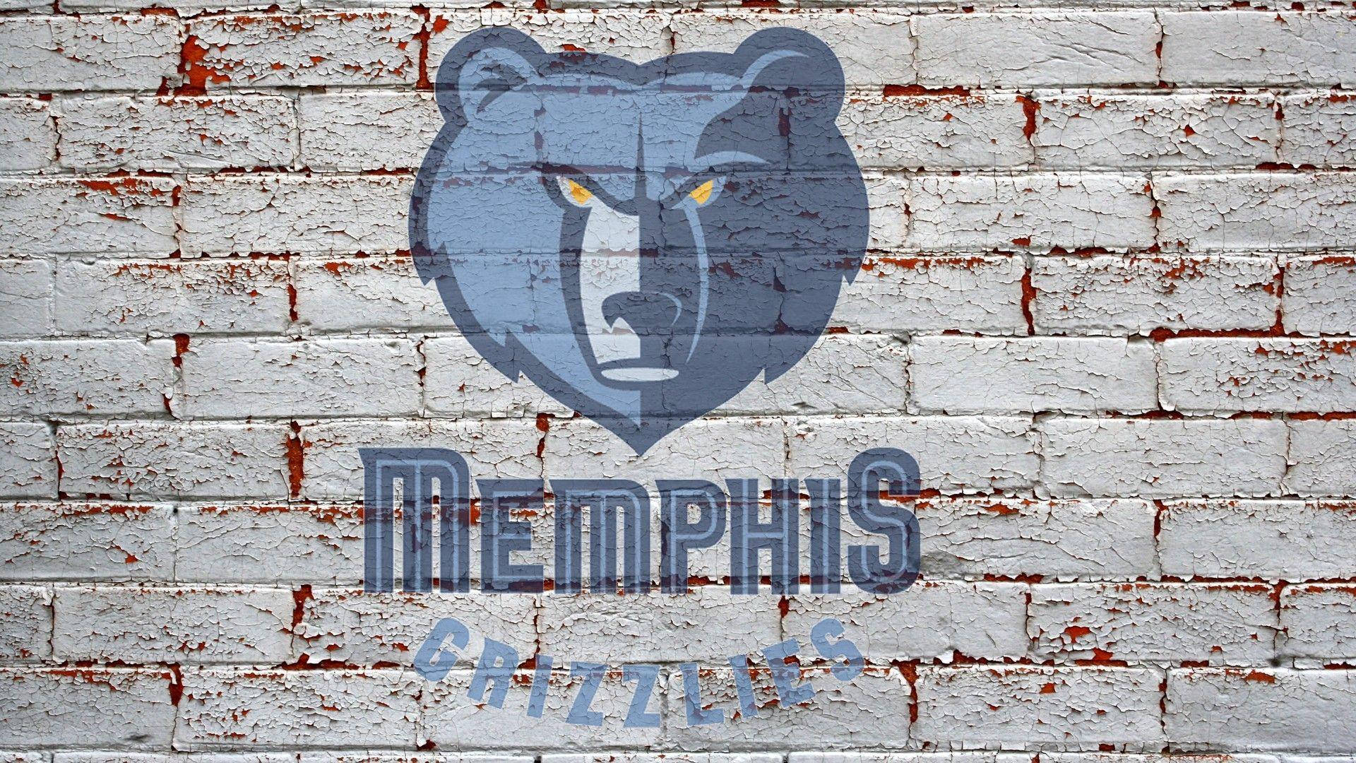 Memphis Grizzlies 熊標誌透明設計 壁紙 — 孟菲斯灰熊隊標誌以藍色塗繪，帶有發光的黃色眼睛，位於風化的白色磚牆上，帶有鏽跡。