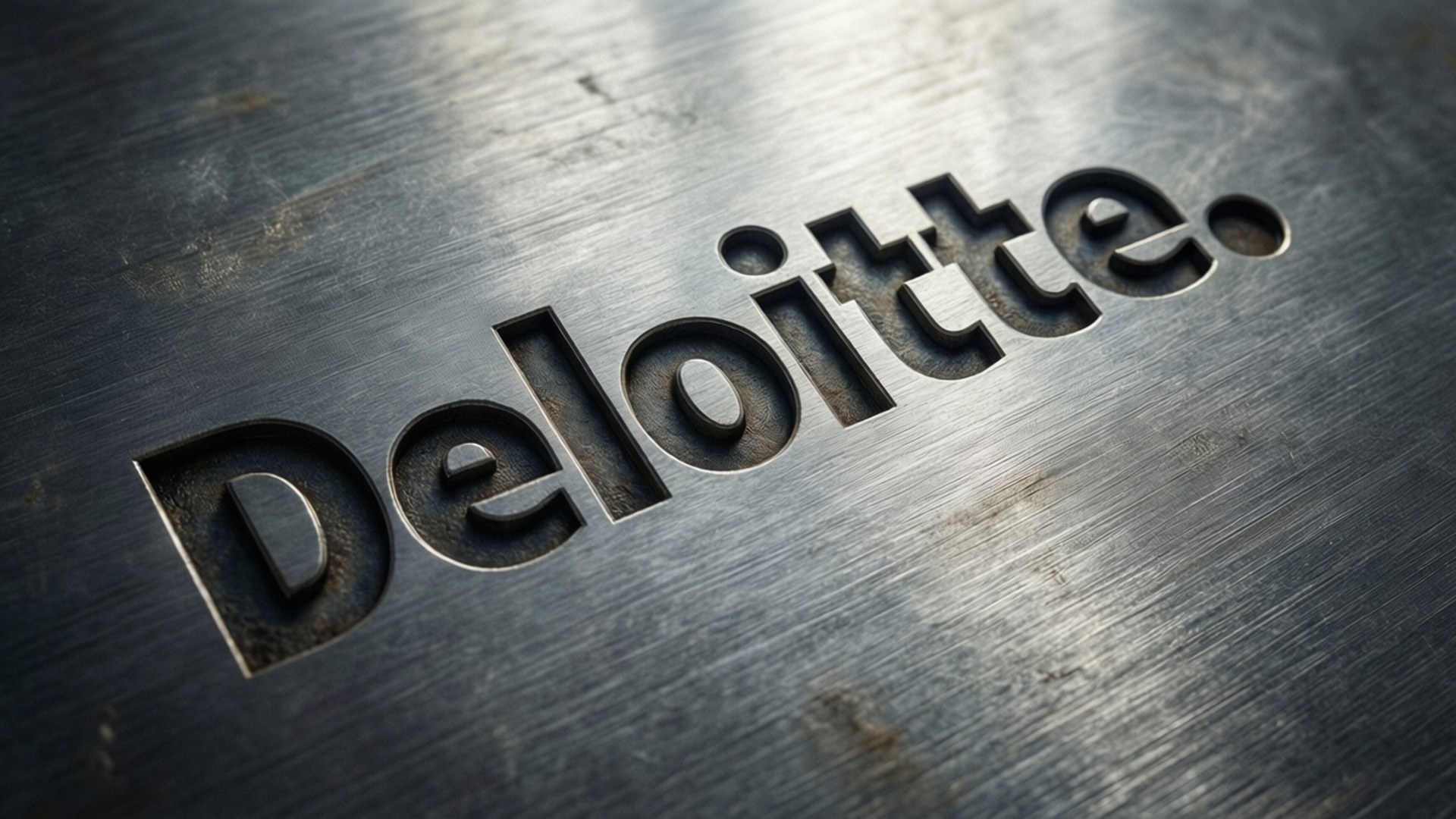 Deloitte 標誌壓印在帶有刮痕和磨損的拉絲金屬表面上