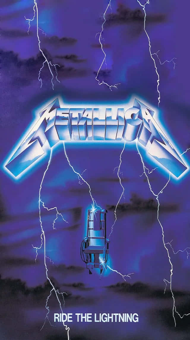 Lightning iPhone 桌布 壁紙 — 雷鳴般的紫色天空在發光的金屬樂隊標誌和懸掛的電椅周圍閃爍著閃電。