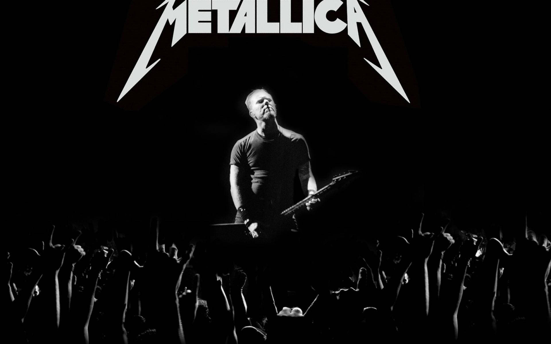 Metallica 主唱現場表演，觀眾舉起手臂
