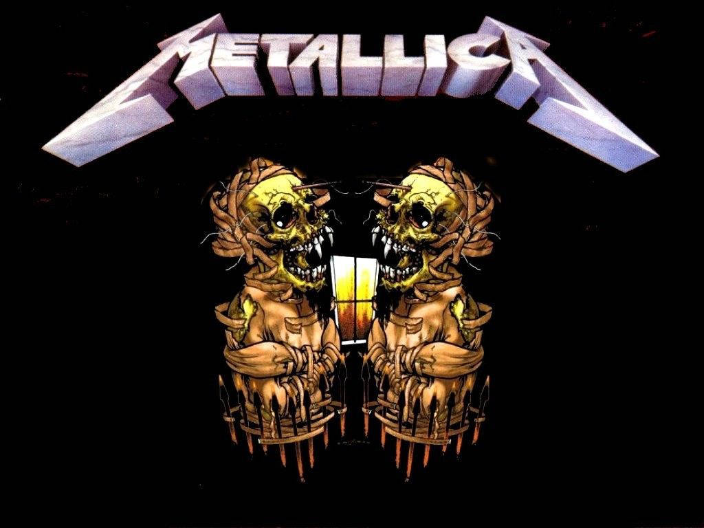 兩個被鎖鏈束縛的金色頭骨，眼睛發光，在 Metallica 標誌下。