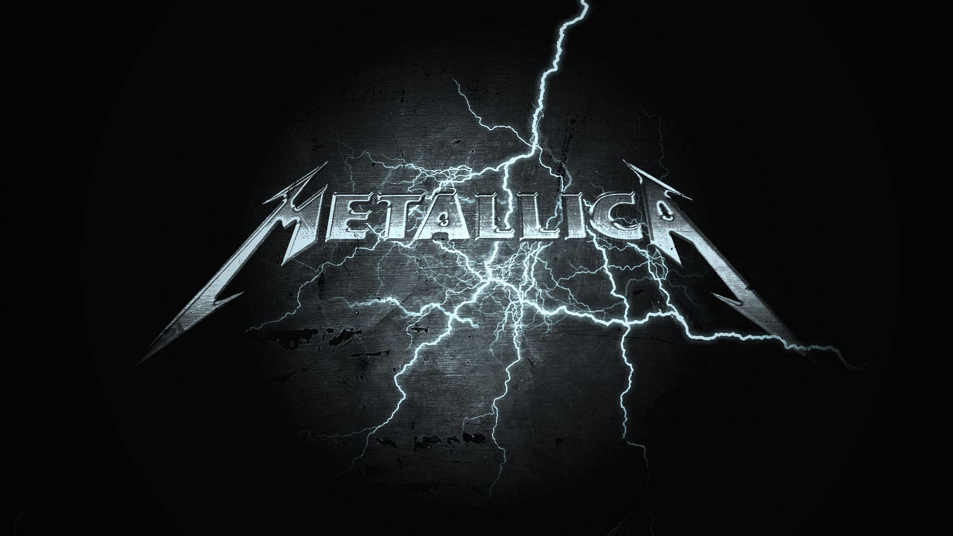 Metallica 樂隊標誌，在深色紋理表面上帶有閃電。