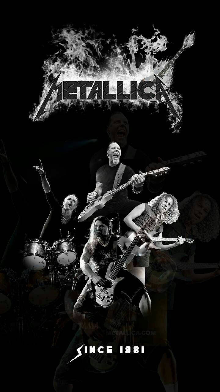 Metallica 樂隊在火焰標誌下彈奏結他和打鼓。
