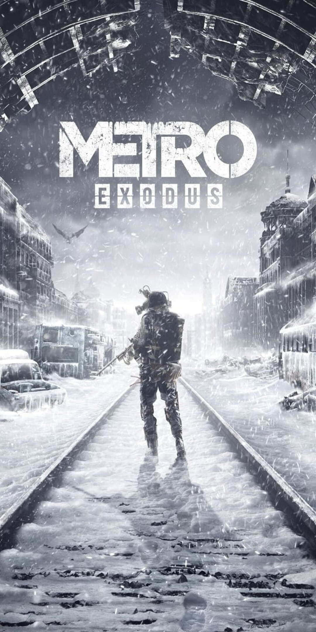 《Metro 2033》遊戲角色置身鐵軌雪景像素風背景 壁紙 — 一名孤獨的士兵在雪覆蓋的廢墟城市街道上，穿過一個破碎的拱門，在末日後的冬季場景中行走。