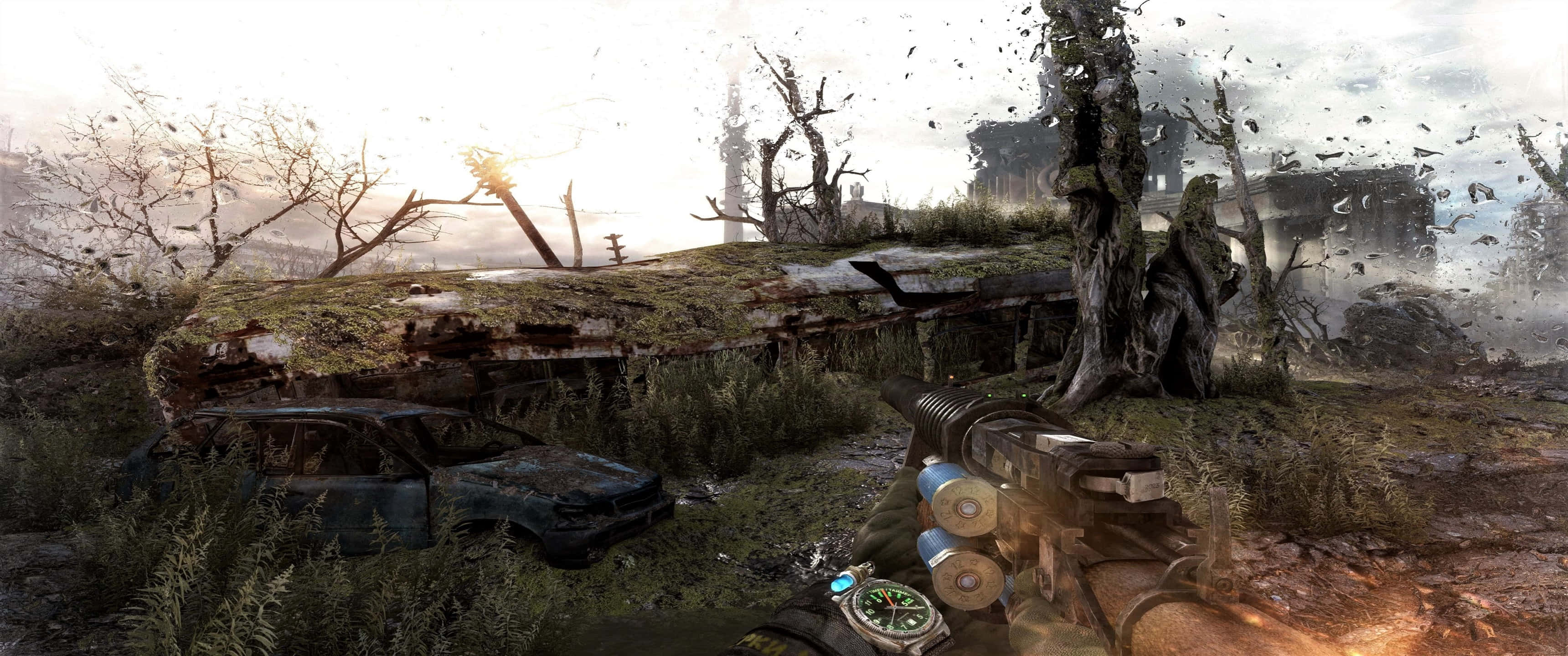 《Metro Exodus》霰彈槍武器背景圖 3440x1440p 壁紙 — 日落時分後末日荒原中生鏽汽車和折斷樹木的第一人稱視角。