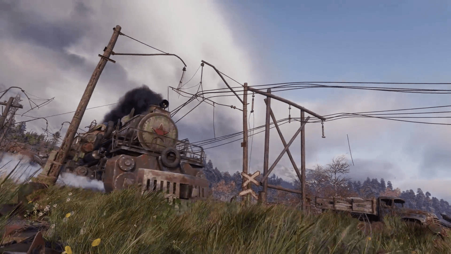 《Metro Exodus》遺棄火車 壁紙 — 一輛帶有紅色星形標誌的生鏽蒸汽火車在陰天天空下，穿過雜草叢生的草地，靠近斷裂的電線，噴出黑煙。