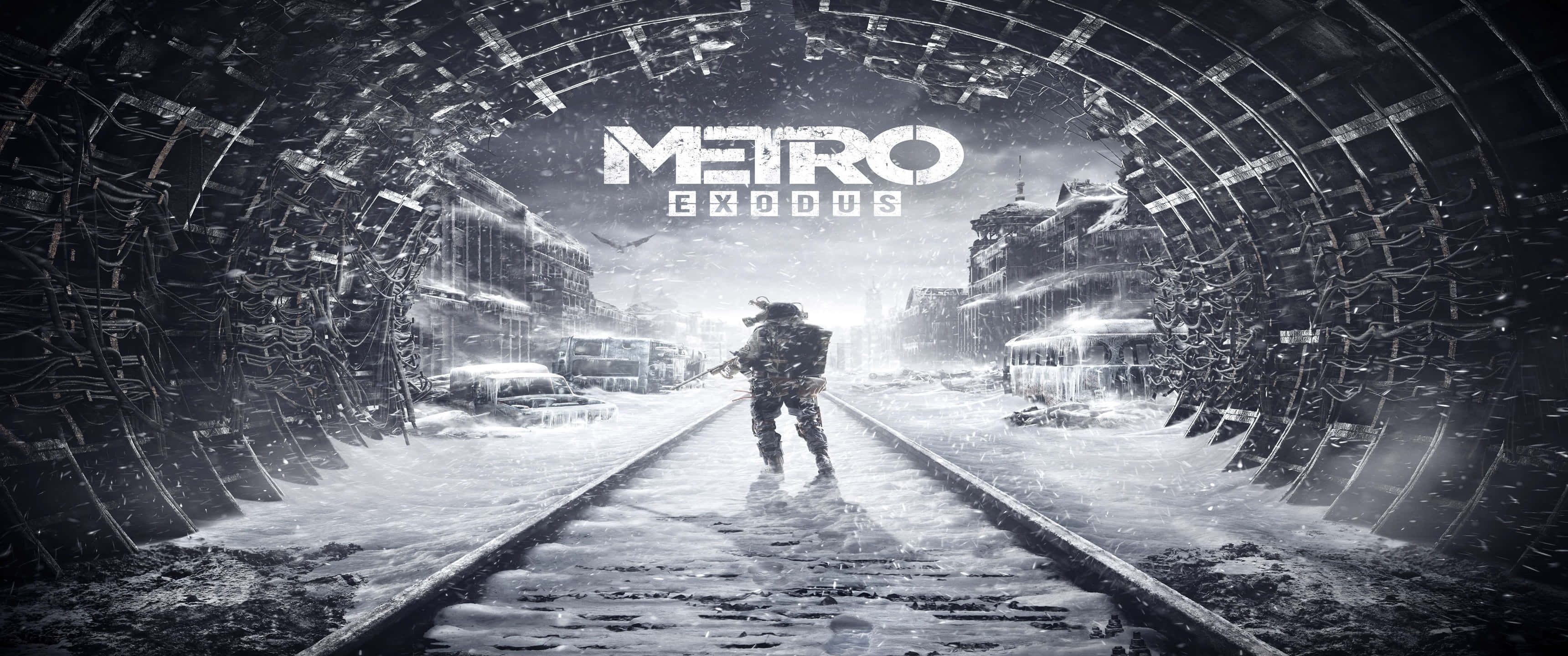 《Metro Exodus》數位藝術關鍵畫面 3440x1440p 壁紙 — 一個孤獨的倖存者穿過被水淹沒的地鐵隧道，走向陰沉天空下破敗的城市景觀。
