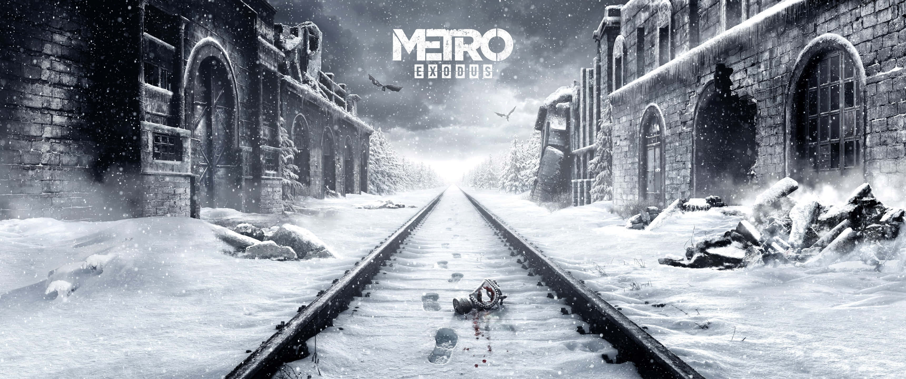 《Metro Exodus》末日世界細節 3440x1440p背景圖 壁紙 — 白雪覆蓋著廢棄的鐵路軌道，兩旁是破敗的石建築，在陰沉的冬日天空下。