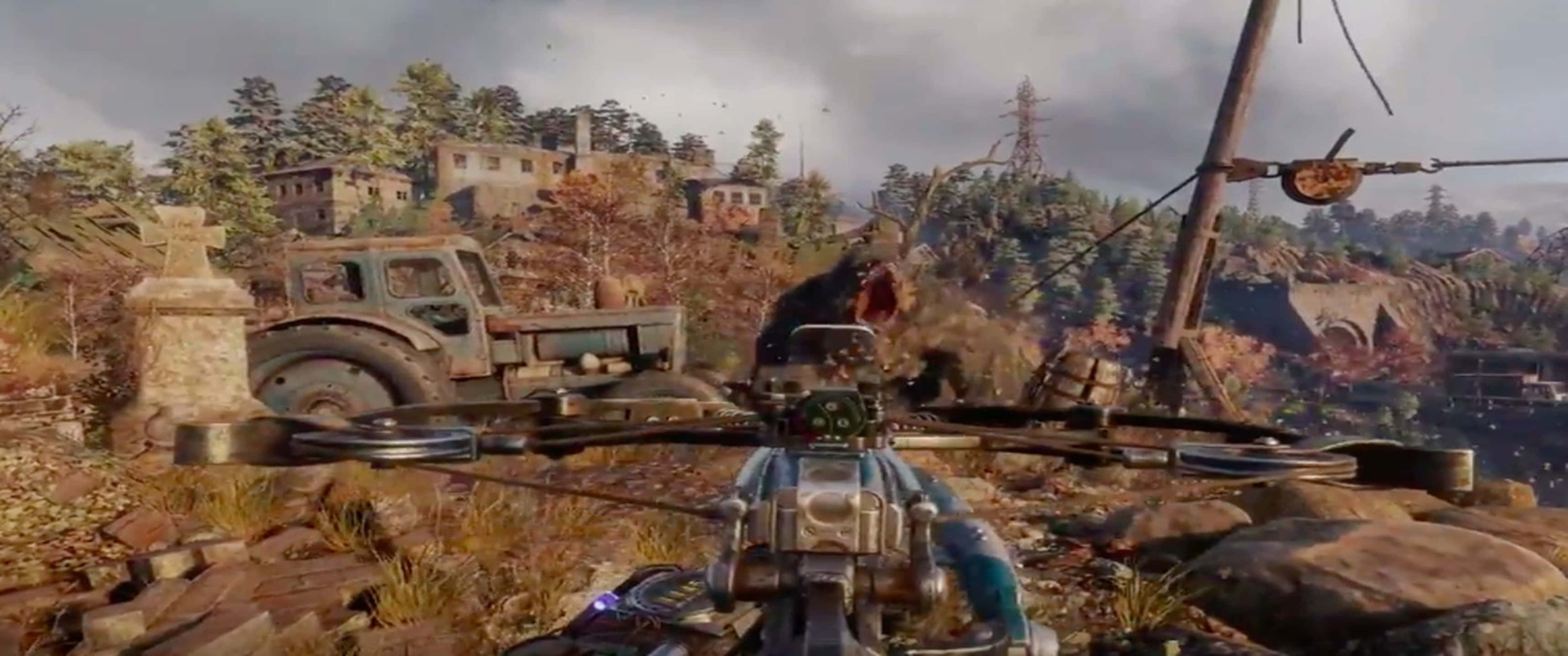 阿爾蒂姆對戰惡魔《Metro Exodus》3440x1440p 背景 壁紙 — 第一人稱視角，玩家在一個破敗、雜草叢生的景觀中，對著一隻咆哮的恐龍瞄準武器，周圍有廢棄車輛和搖搖欲墜的建築物。