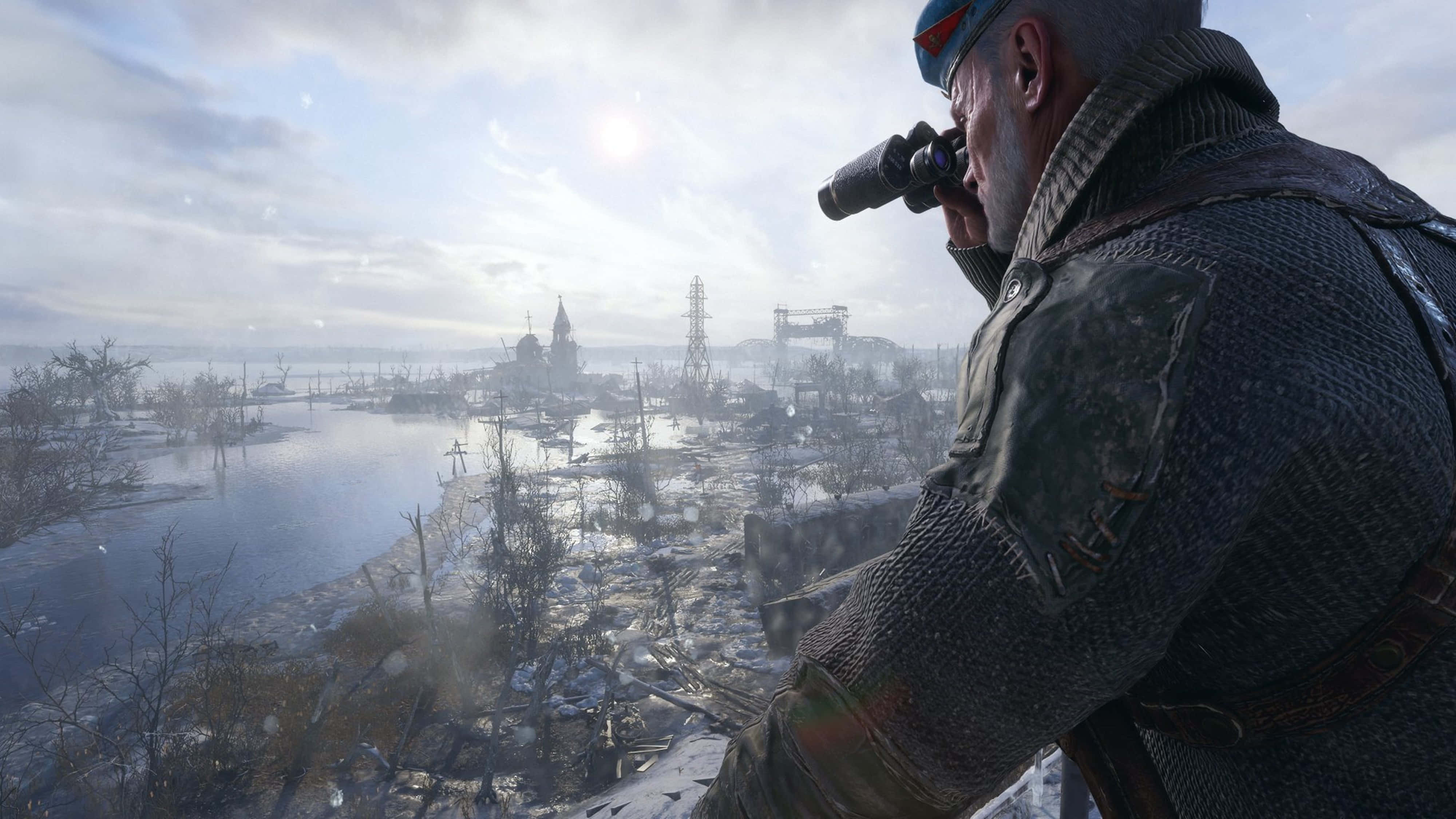 阿爾蒂姆的追蹤——《Metro Exodus》4K 壁紙 — 一名身穿冬季裝備的士兵在明亮的陽光下，透過雙筒望遠鏡掃視一個被雪覆蓋、已成廢墟的海岸小鎮。