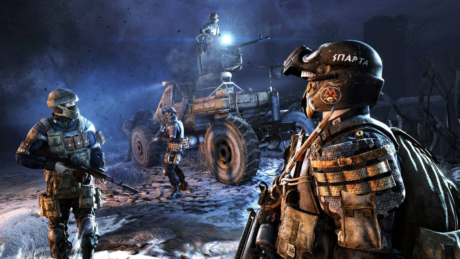 《Metro Last Light Redux》軍事武器 壁紙 — 身穿戰術裝備的士兵在黑暗風暴天空下，圍繞一輛堅固的裝甲車保持警覺。