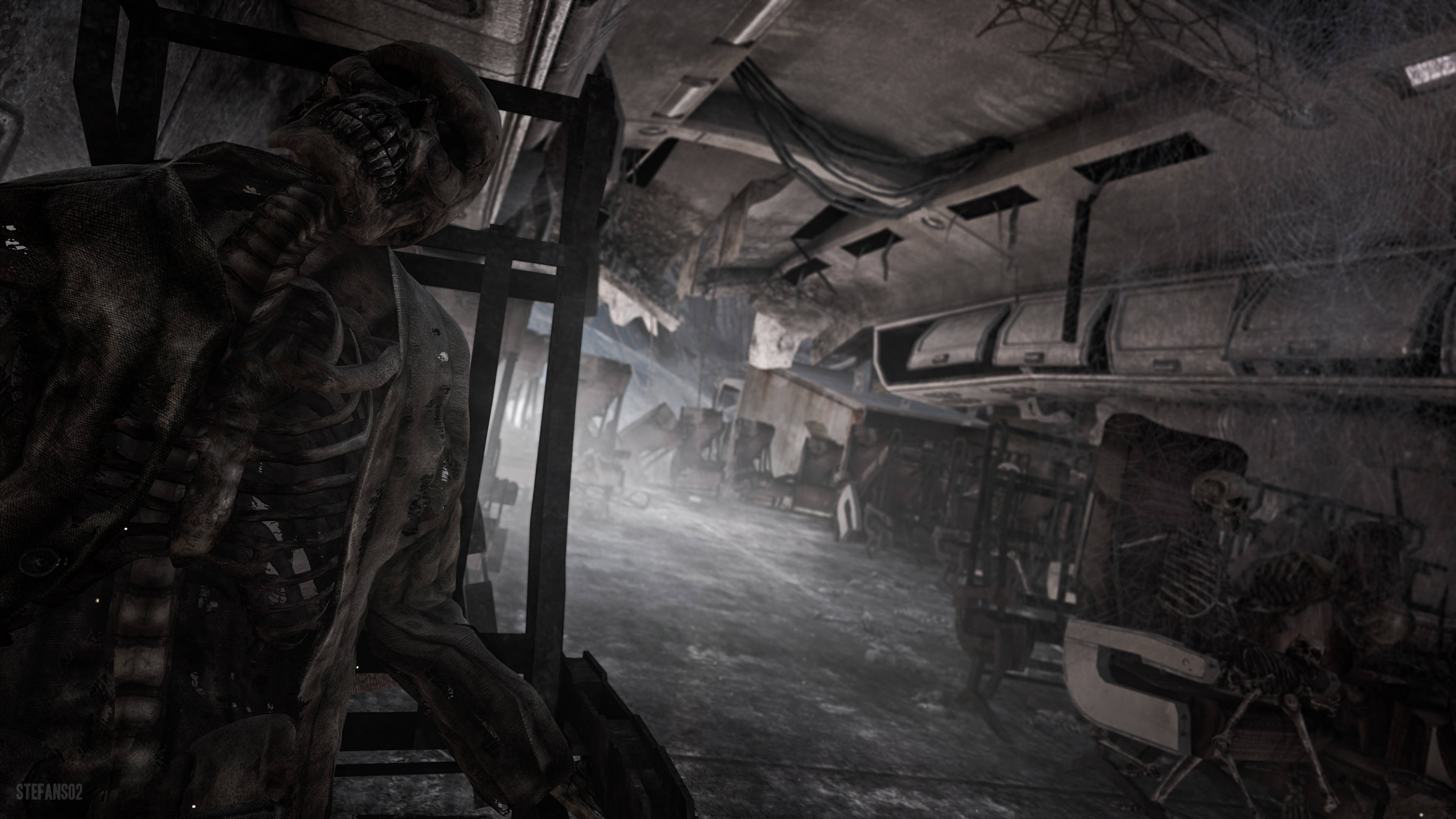 《Metro Last Light Redux》人體骨架 壁紙 — 一個怪誕的骷髏喪屍潛伏在一個破爛、佈滿灰塵的飛機內部，座位破損，滿地碎片。