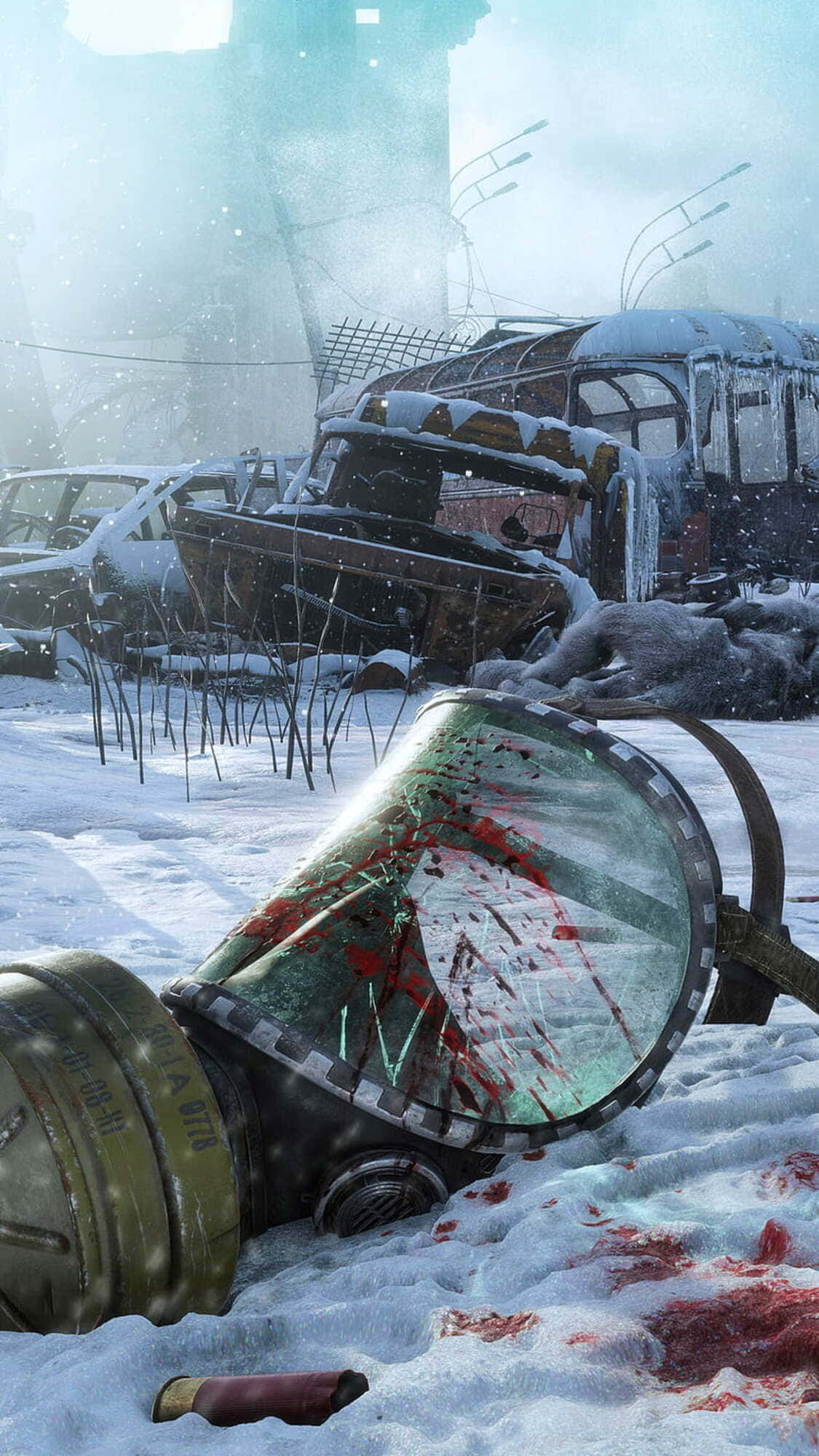 破損血跡防毒面具《Metro Last Light》iPhone X 背景 壁紙 — 一個沾滿血跡的防毒面具躺在雪地上，旁邊是廢棄的汽車，在一片荒涼的冬季廢墟中。