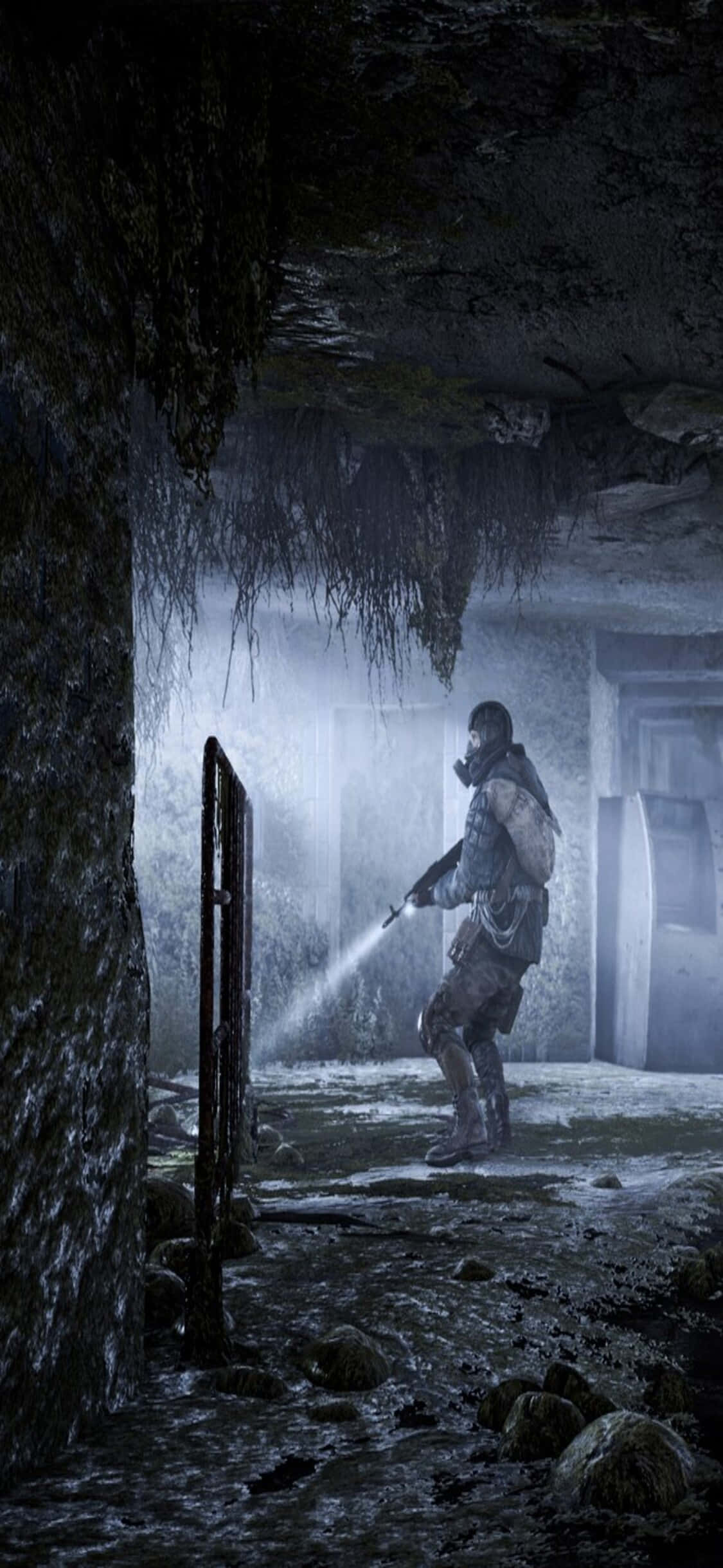 手持手電筒角色《Metro Last Light》iPhone X 背景 壁紙 — 一名戴著防毒面具的士兵在潮濕破敗的地下碉堡中，用電筒穿過迷霧照射。