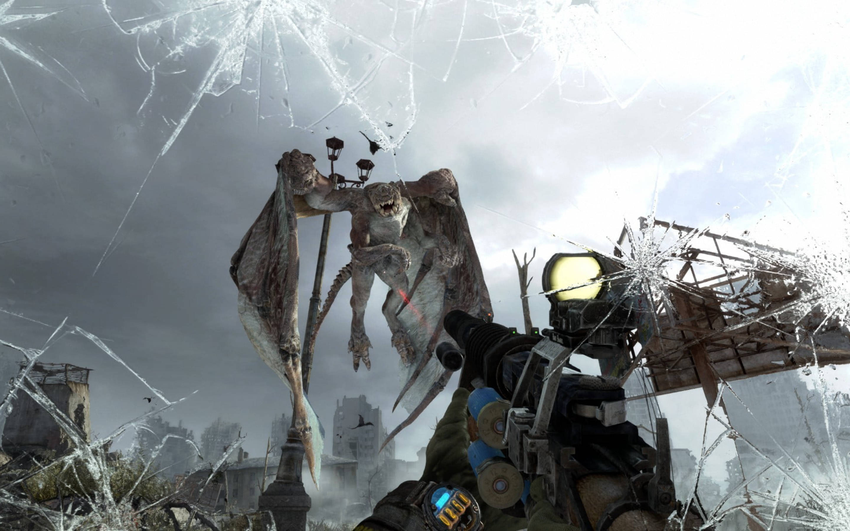 龍在《Metro Redux》中襲擊 壁紙 — 透過破碎的玻璃，一個怪誕的帶翼怪物籠罩在廢墟城市景觀上的第一人稱射擊視角。