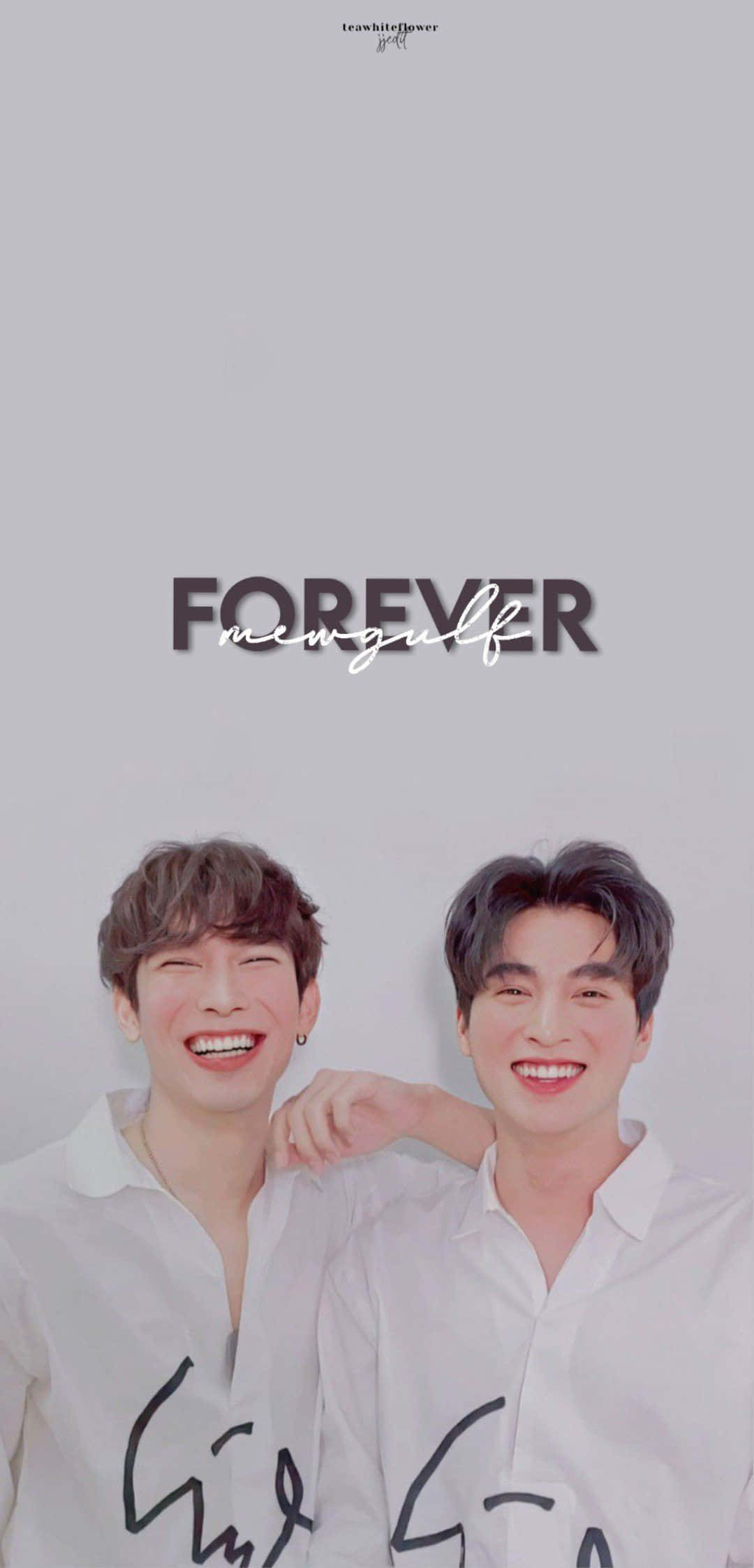 MewGulf純白POLO衫造型 壁紙 — 兩個微笑的年輕男子穿著白襯衫，在帶有「FOREVER」文字的純色背景前，親密地互相搭著肩膀擺姿勢。