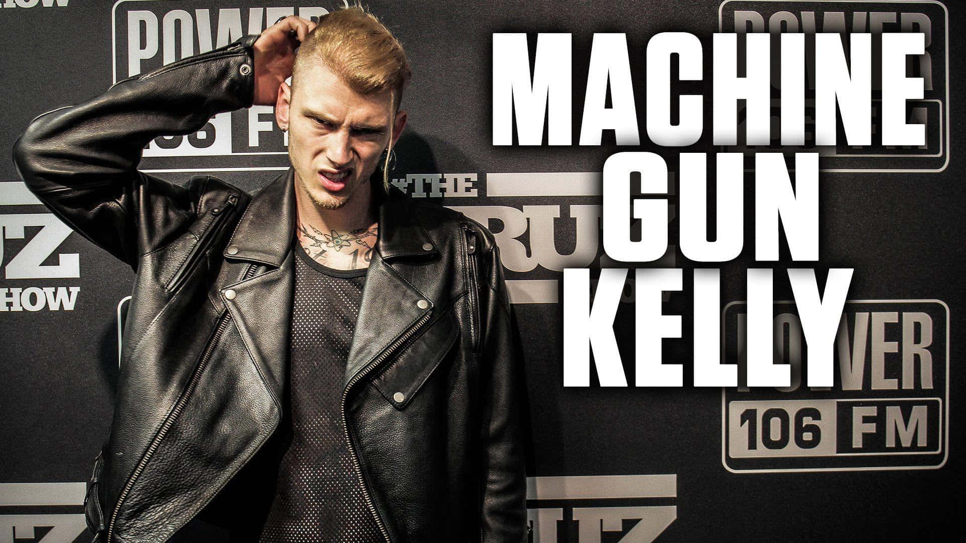 音樂人 Machine Gun Kelly 身穿黑色皮褸出席電台活動。