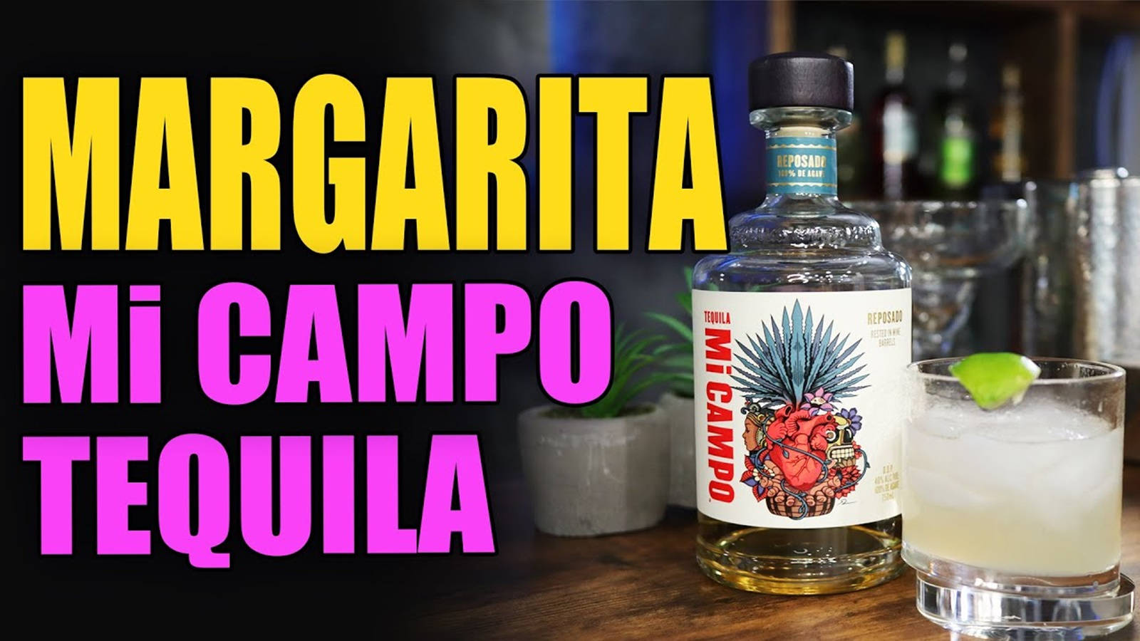 在色彩繽紛的文字吧檯上，一杯配以青檸裝飾的瑪格麗特飲品旁邊放著一瓶龍舌蘭酒。