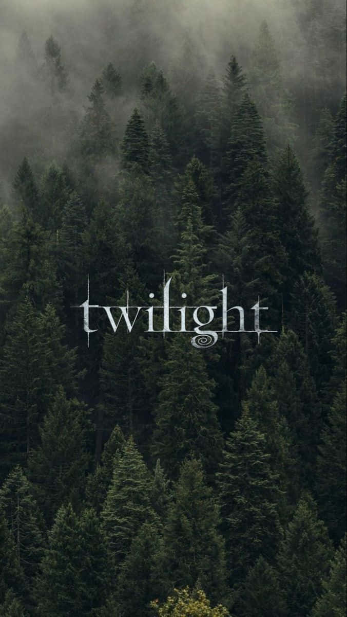  壁紙 — 迷霧森林中高聳的松樹，上面以哥德字體疊加了「twilight」一詞。