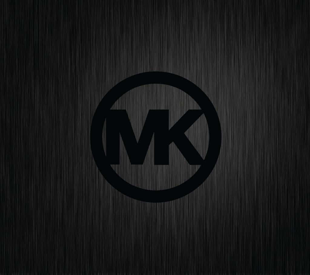 Michael Kors：適合每場場合的時尚品牌 壁紙 — 粗體黑色MK標誌在圓圈中，居中於拉絲金屬紋理背景上。
