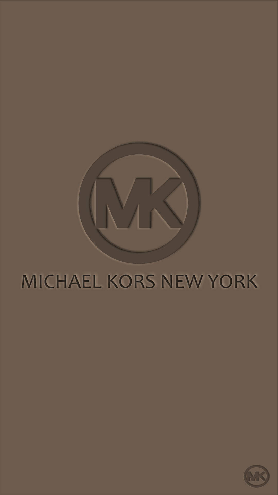 Michael Kors 紐約標誌 壁紙 — 簡約棕色牆紙，中央位置有壓花Michael Kors標誌和文字，背景為純色。