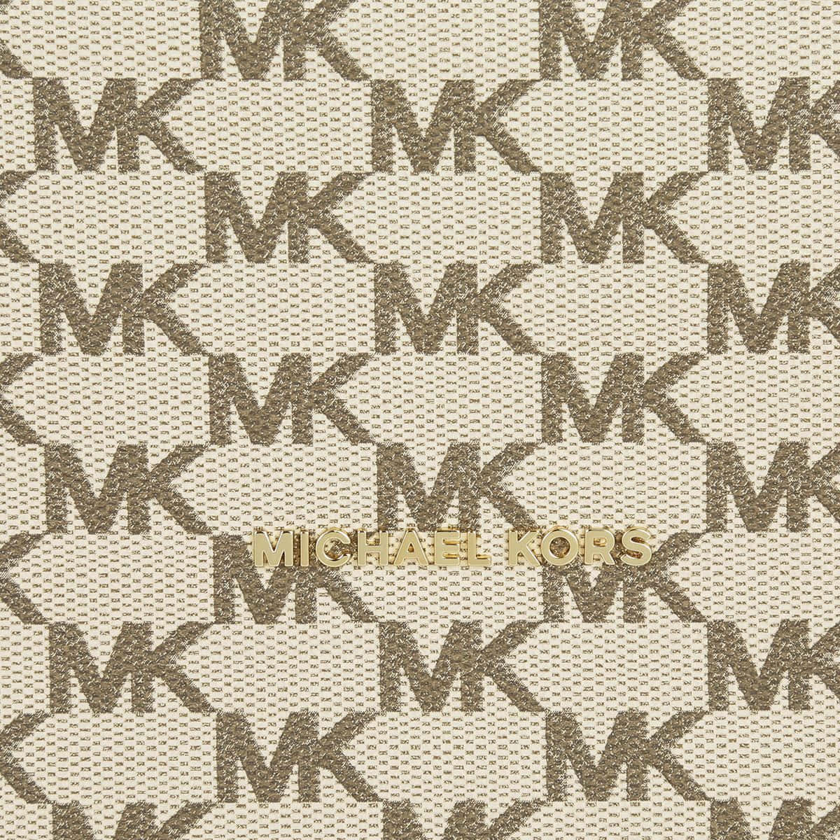 以時尚姿態脫穎而出，選擇 Michael Kors 壁紙 — 在帶有紋理的米色布料上重複的MK字母組合圖案，中央有金色Michael Kors標誌。
