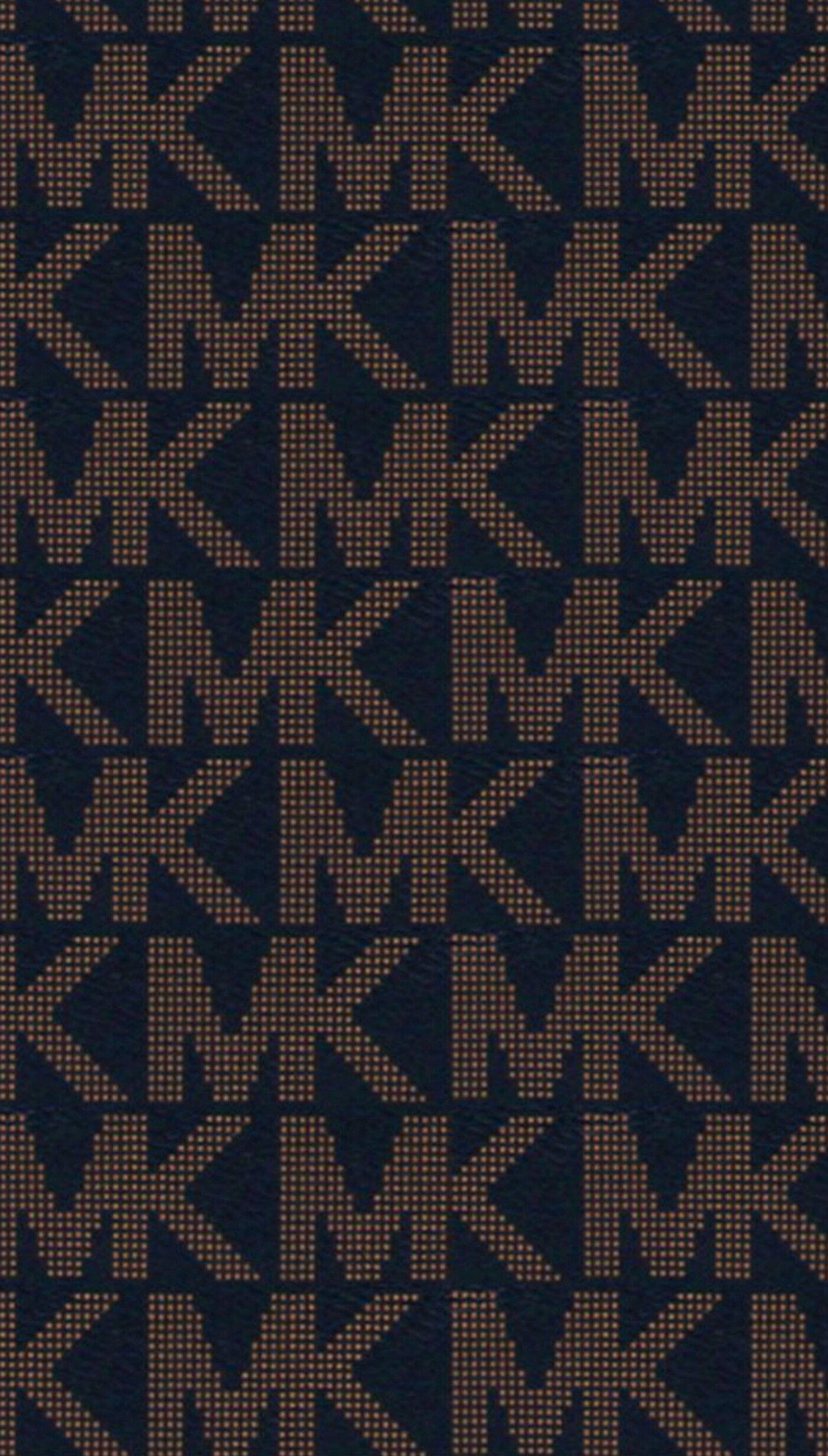 Michael Kors 經典 MK 初始標誌 壁紙 — 在深海軍藍紋理背景上以金色圓點重複的MK字母組合圖案。
