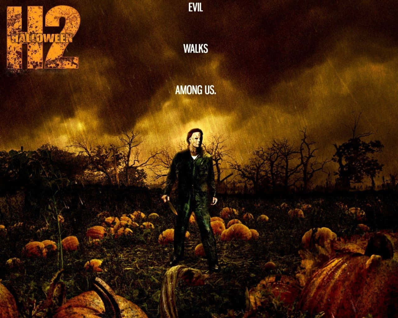 Monster Movies 桌布 壁紙 — Michael Myers 在暴風雨橙色的天空下，站在濕透的南瓜田裡，氣勢洶洶。