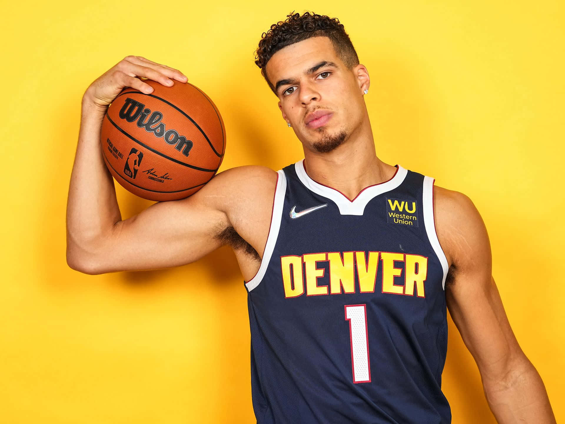 Michael Porter Jr. 丹佛1號球衣 壁紙 — 一名身穿丹佛球衣的籃球運動員，在鮮黃色背景前拿著一個威爾遜籃球。