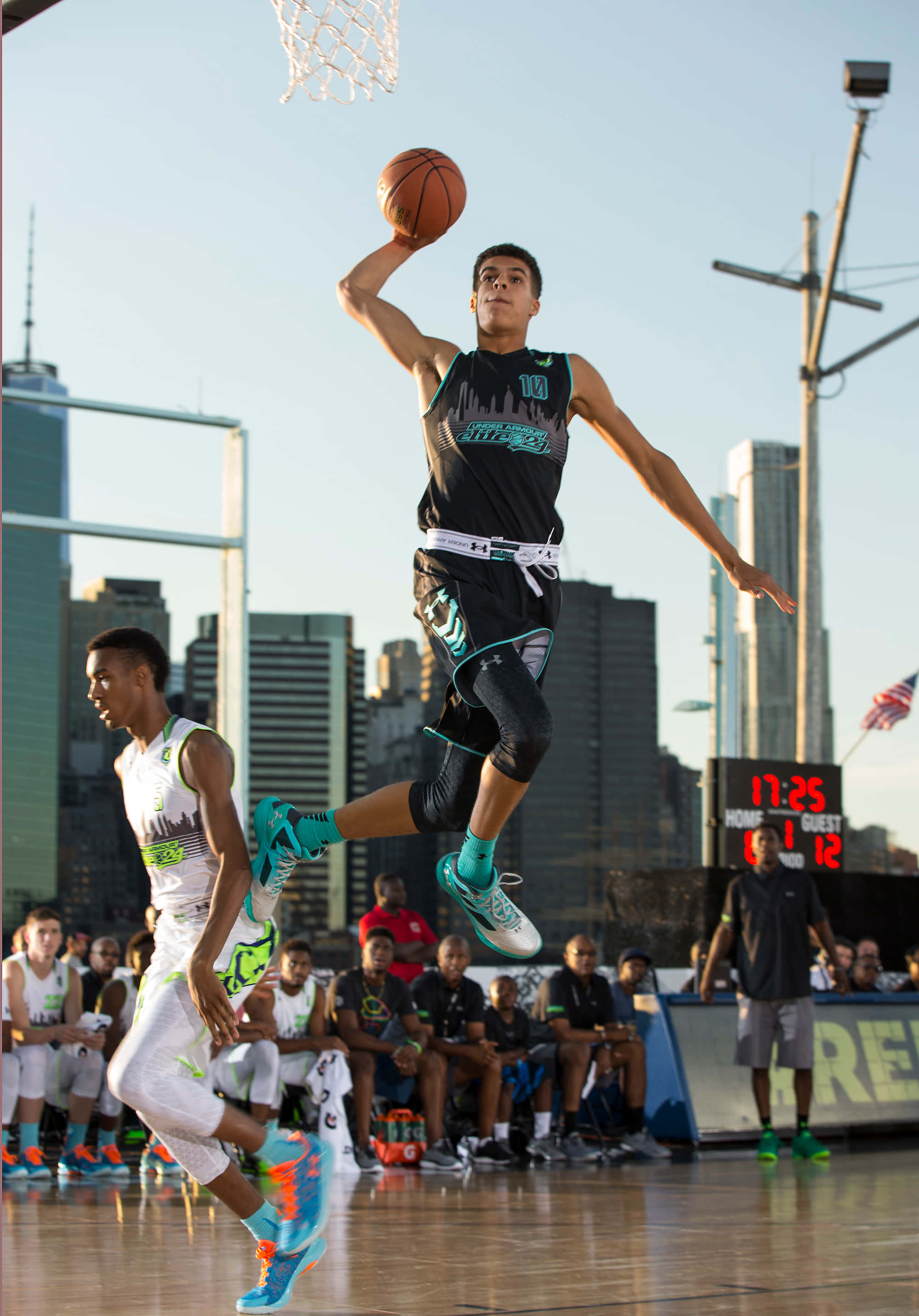 Michael Porter Jr. 飛躍空中比賽瞬間 壁紙 — 一名籃球運動員在城市天際線背景下高高躍起灌籃，下方有觀眾觀看。