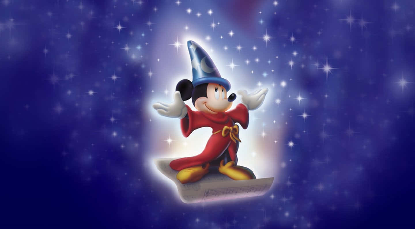 fantasia 桌布 壁紙 — 米奇老鼠身穿紅色長袍和藍色巫師帽，在閃爍的星空下乘著魔毯飄浮。