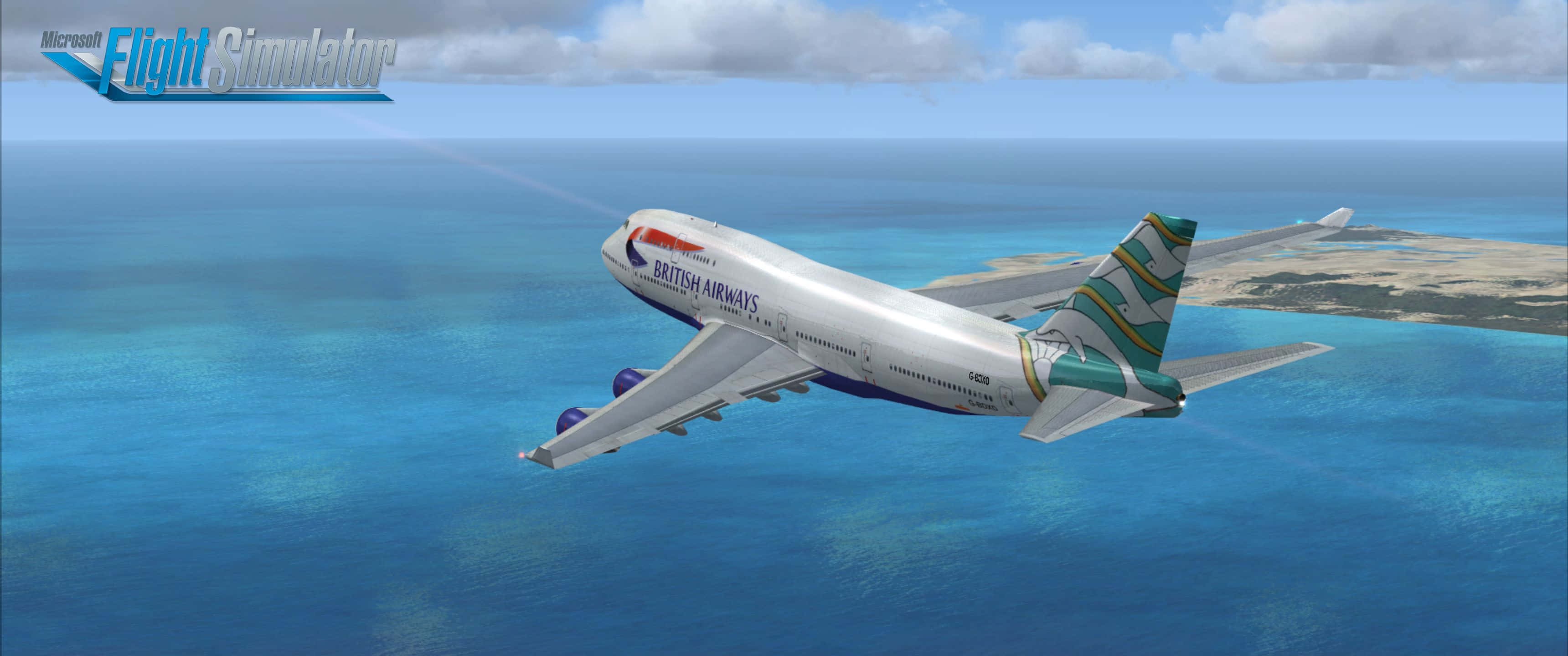 與 Microsoft 飛行模擬器一同探索天空 壁紙 — 英國航空的波音747在部分多雲的天空下，優雅地翱翔在碧綠色的海洋上空，下方遠處有一個島嶼。