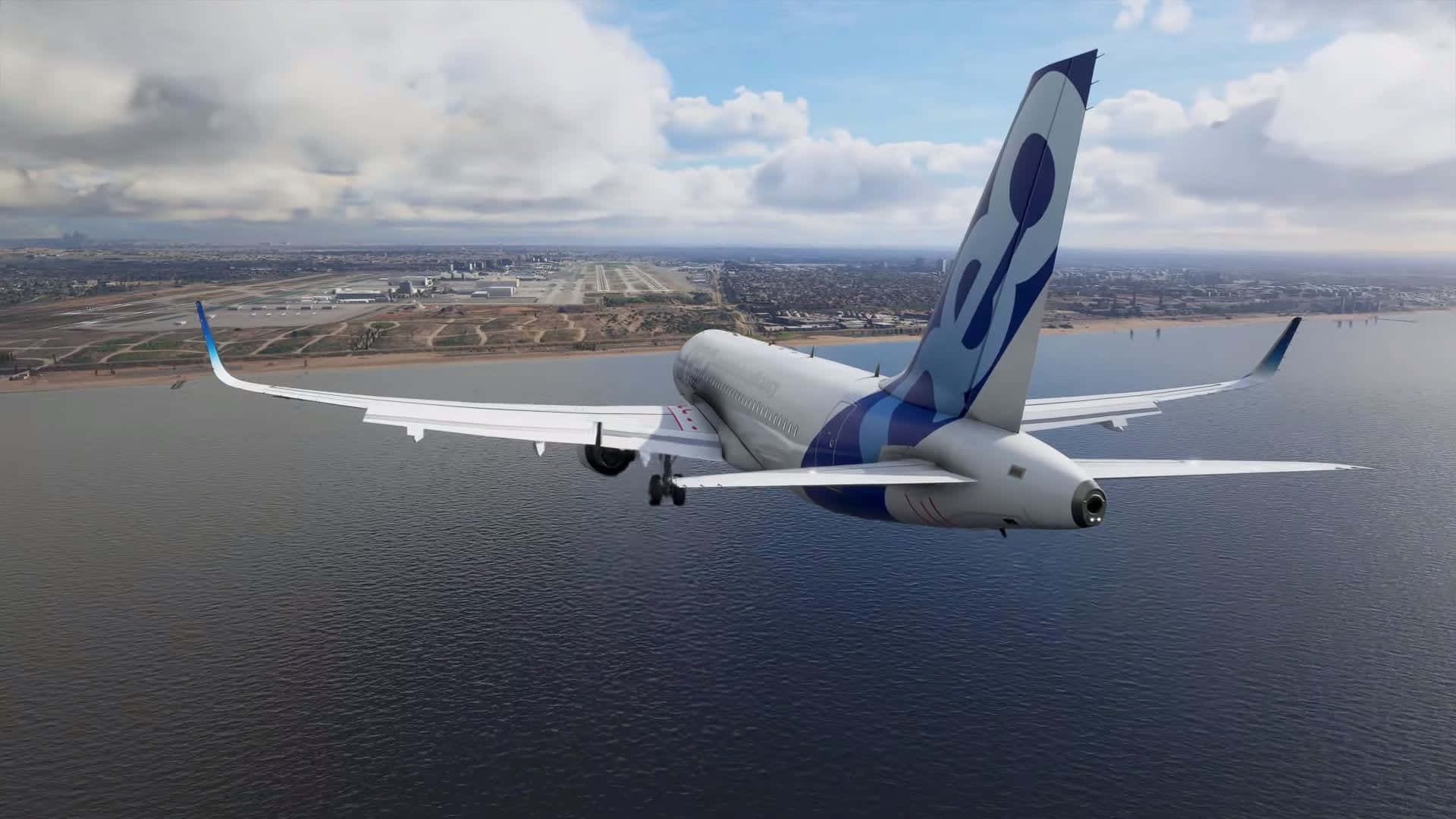 與 Microsoft Flight Simulator 一同展開最完美的飛行冒險 壁紙 — 一架現代客機，採用藍白塗裝，在部分多雲的天空下低飛過沿海城市和海洋。
