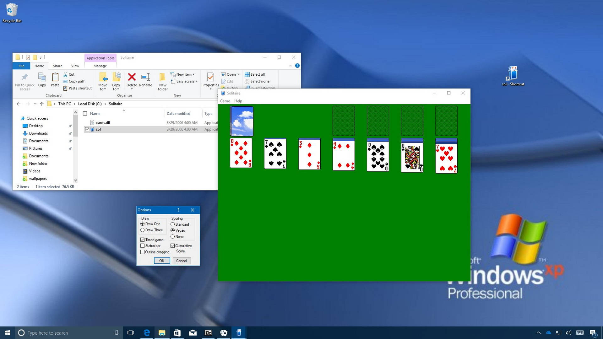 Windows XP 桌面，開啟了接龍遊戲和檔案總管。