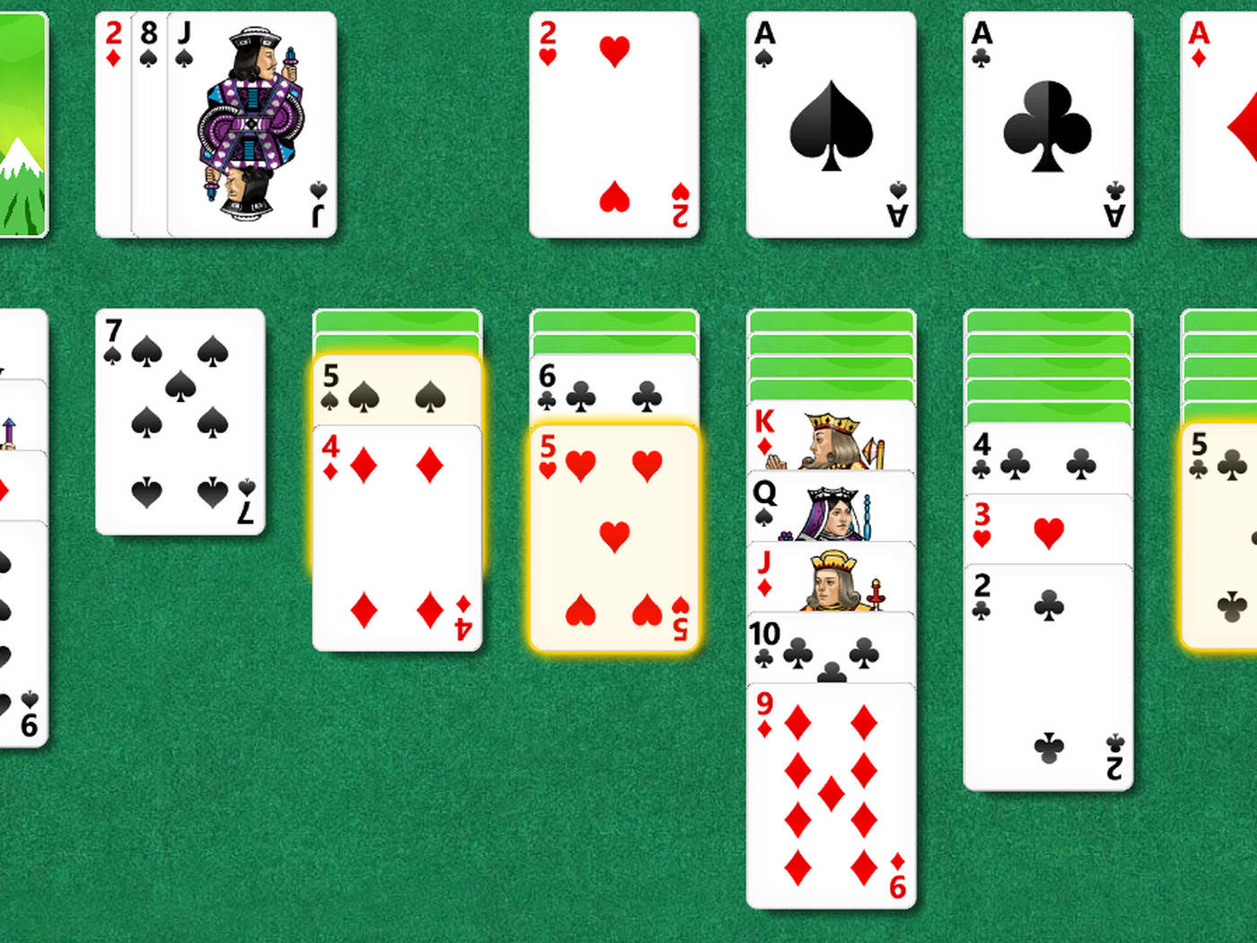 數位接龍遊戲，牌在綠色氈布桌上