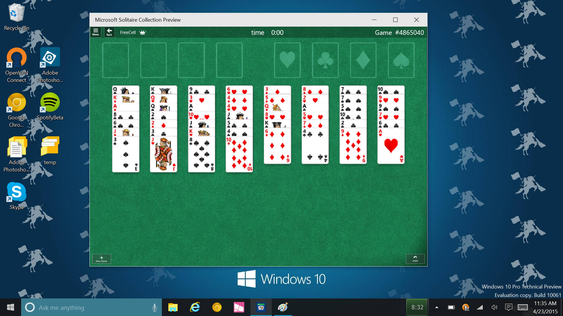 Windows 10 桌面顯示 Microsoft Solitaire 遊戲，帶有騎師壁紙。