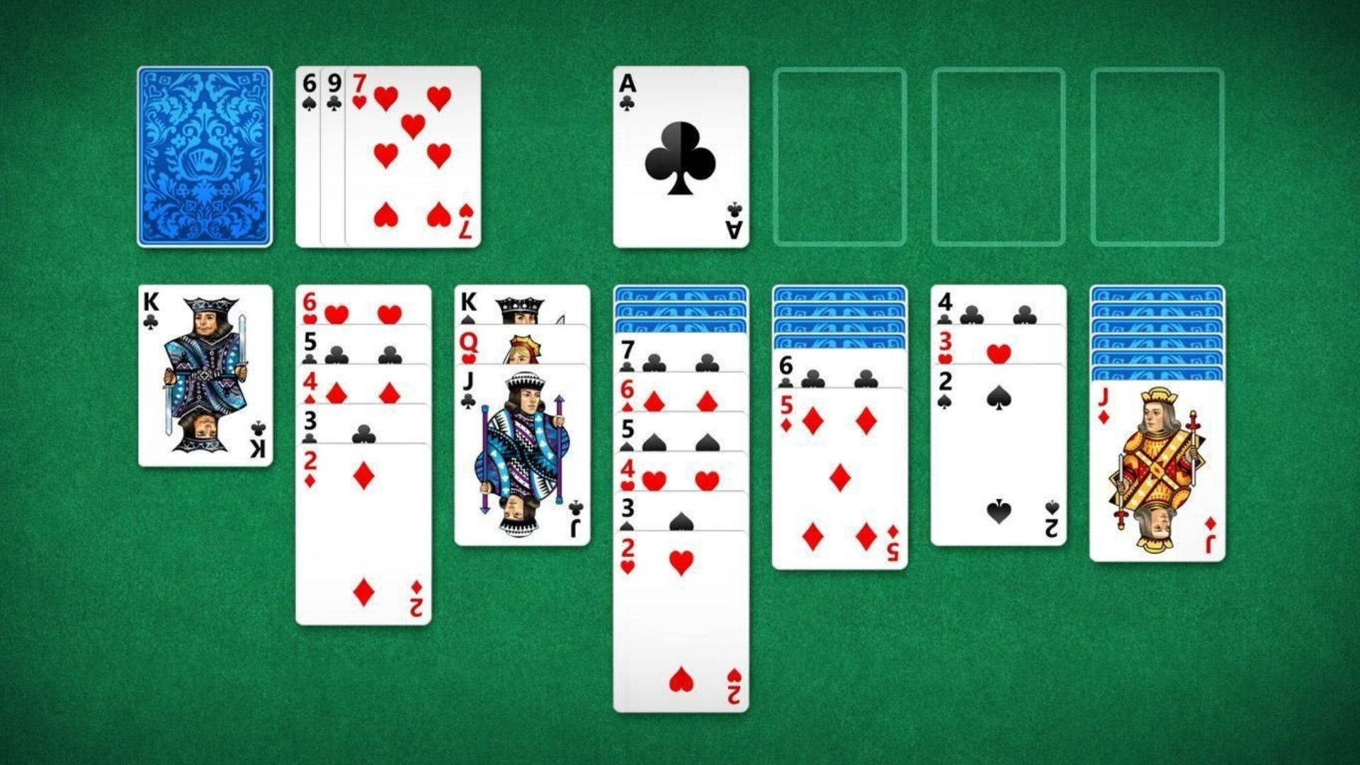 在綠色氈桌上進行的接龍紙牌遊戲。