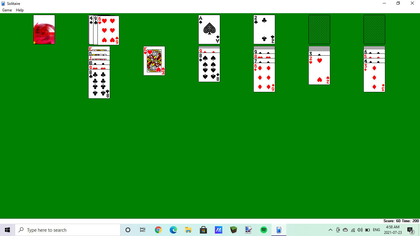 Microsoft Solitaire 基本電腦遊戲 壁紙 — 經典接龍紙牌遊戲正在進行中，綠色數位背景上顯示分數和時間。
