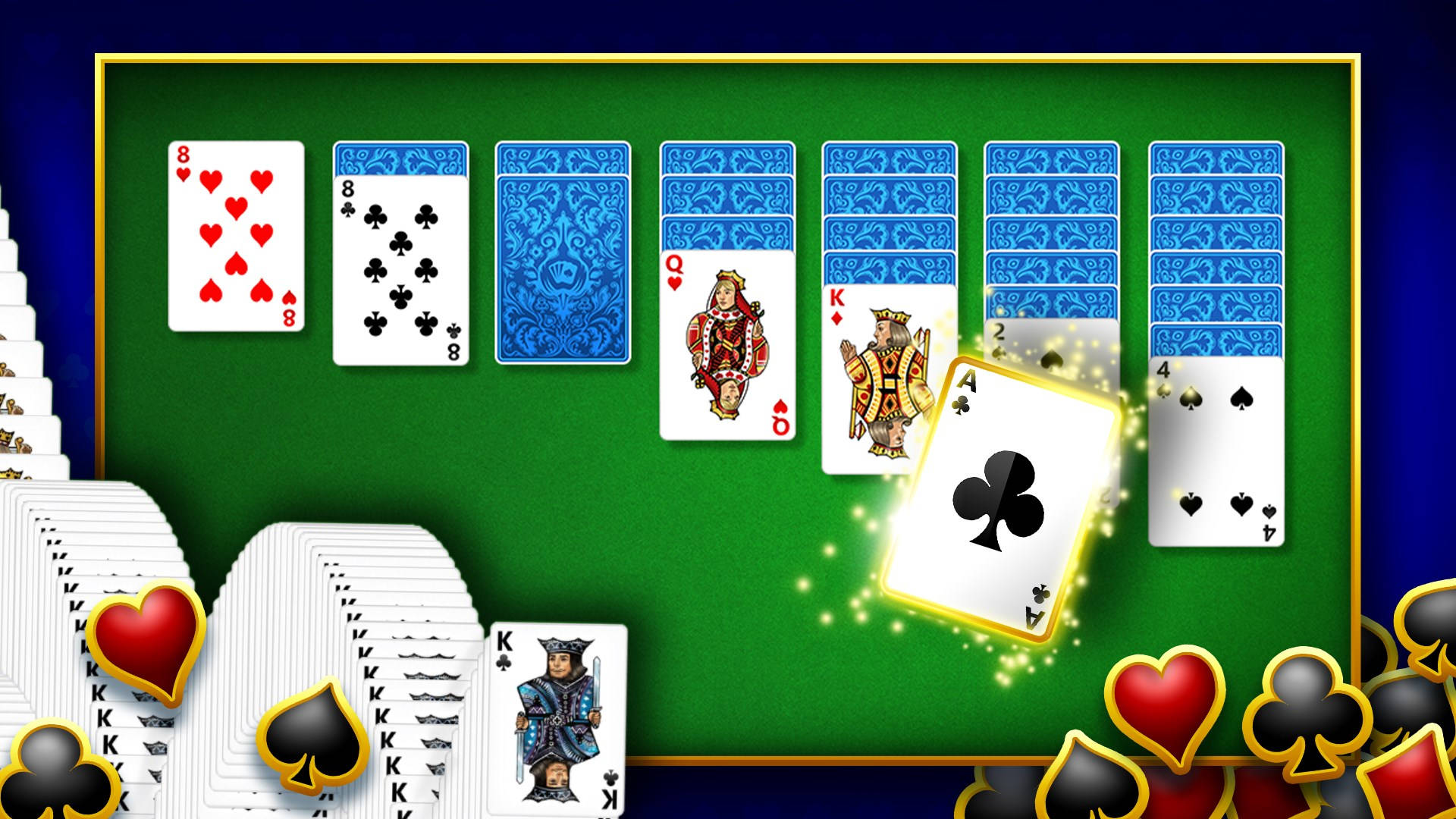 Microsoft Solitaire 遊戲牌組收藏 壁紙 — 一個充滿活力的數位卡牌遊戲場景，發光的卡牌放在綠色毛氈桌上，周圍堆滿了撲克牌。