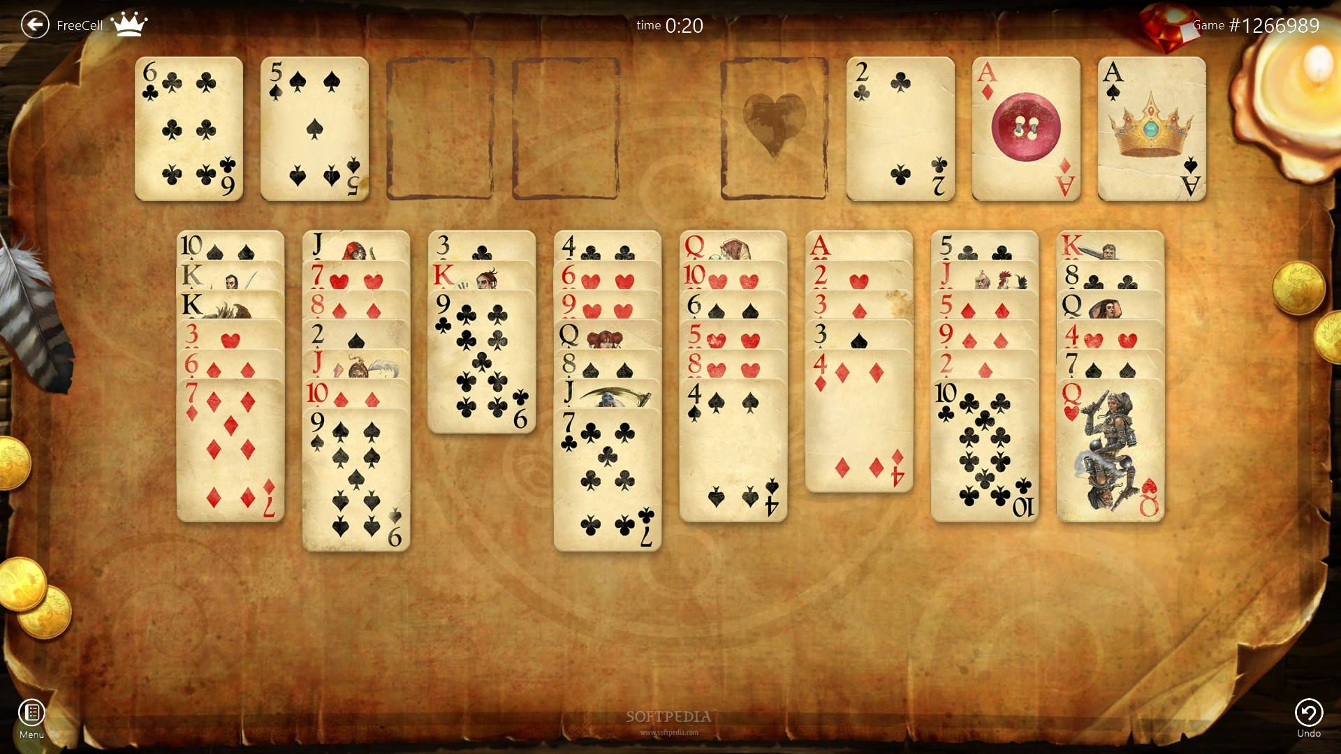 Microsoft Solitaire 現代紙牌收藏 壁紙 — 復古撲克牌在磨損的羊皮紙背景上以接龍遊戲排列，配有金幣和羽毛。