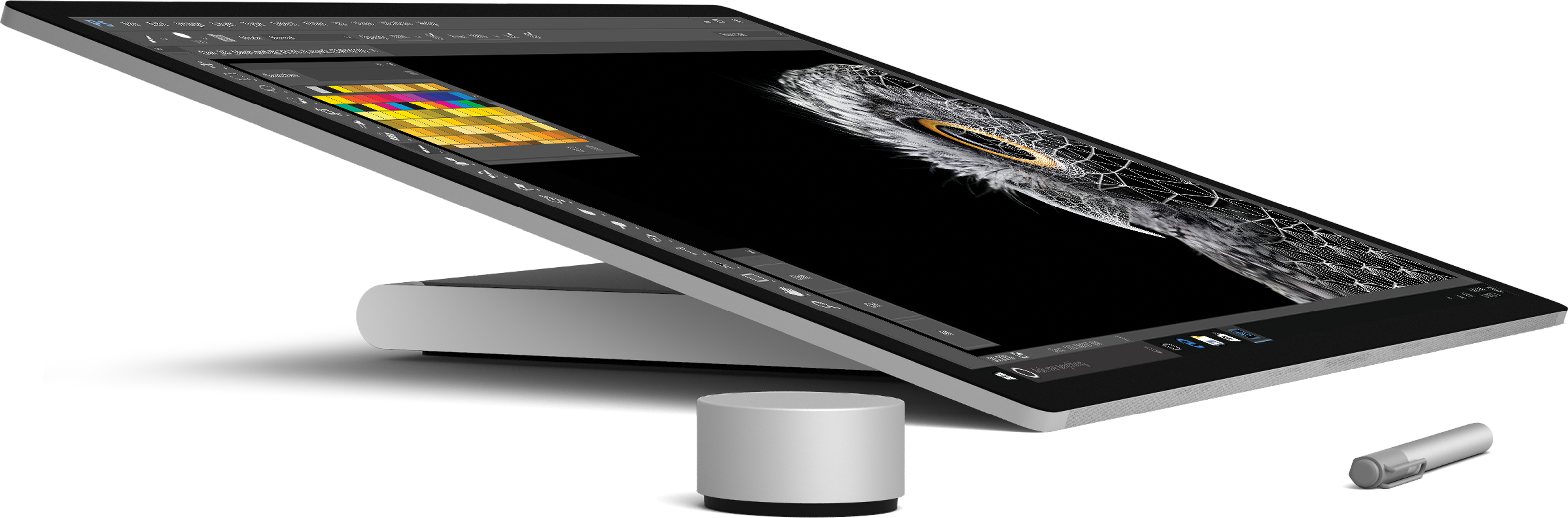 Microsoft Surface Studio搭配旋鈕與觸控筆 壁紙 — 一部時尚的銀色平板電腦傾斜放在支架上，在黑色背景上展示充滿活力的數位藝術和詳細的羽毛插圖。