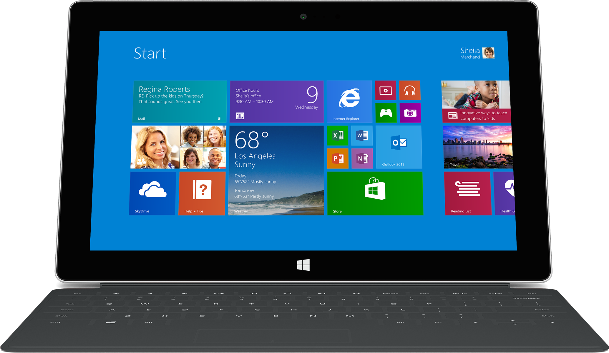 Microsoft Surface 平板 Windows 8 開始畫面 壁紙 — 一部時尚的銀色手提電腦顯示充滿活力的藍色Windows 8開始畫面，帶有顯示天氣和應用程式的動態磚，背景為深色。