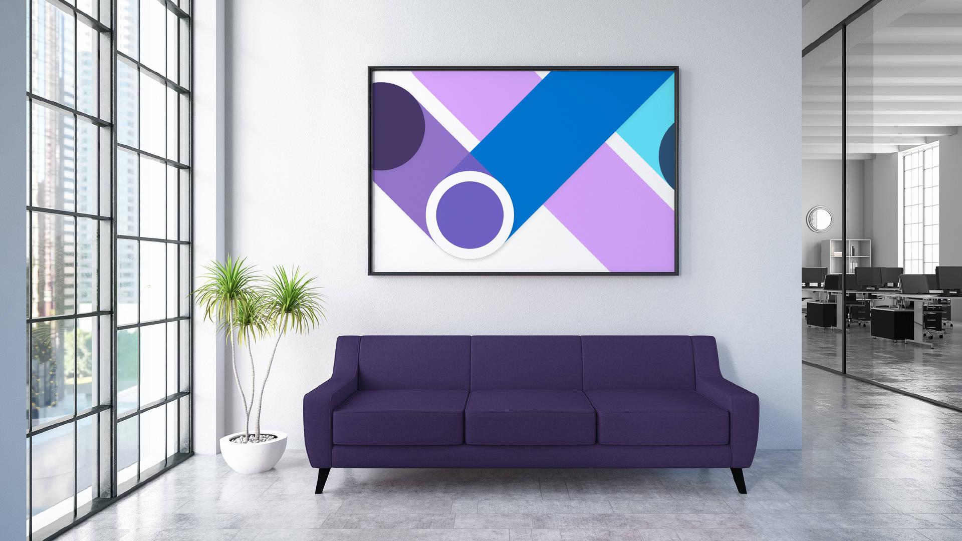 Microsoft Teams 辦公室虛擬背景 壁紙 — 現代客廳中，一張大膽的紫色沙發置於幾何抽象藝術品下方，作品帶有鮮豔的紫色、藍色和白色形狀。