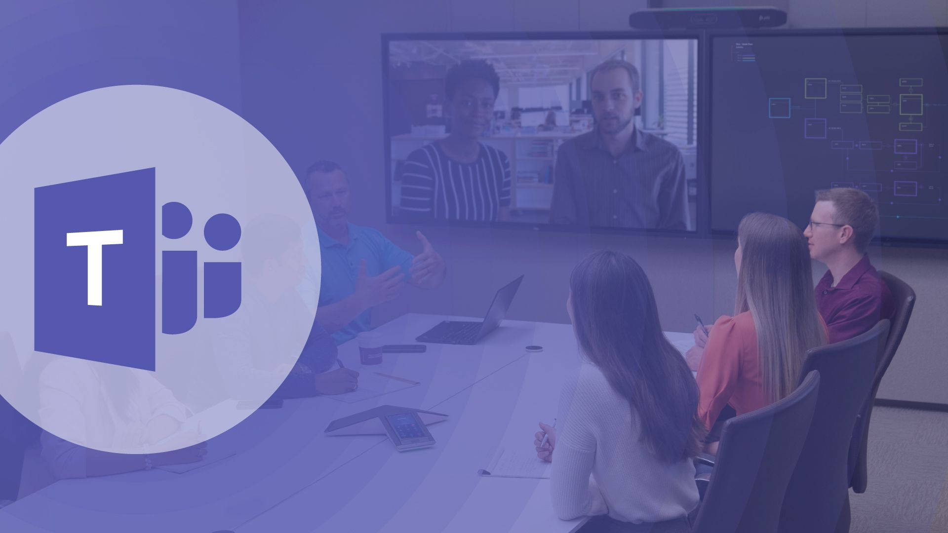 Microsoft Teams 虛擬會議軟體 壁紙 — 團隊在現代會議室中協作，大屏幕顯示視像通話和突出的 Microsoft Teams 標誌覆蓋層。